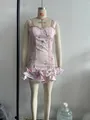 Abito aderente floreale rosa con pizzo e balze su manichino, vista frontale completa. - Taglia S / Vestiti / fiori rosa