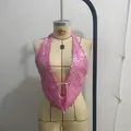 Vista detallada de un top halter sexy con lentejuelas rosas en un maniquí de exhibición - S / Tops / Rosa