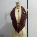 Primer plano de la textura de lentejuelas granates en un top sexy con cuello halter - S / Parte superior (XTLC822) / Burdeos