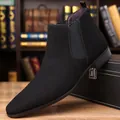 Elegantes botines Chelsea de ante negro para hombre con punta afilada y diseño moderno - Negro