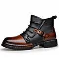 Vista detallada del perfil lateral de botas de cuero bicolor para hombre con hebilla - 38 / Negro