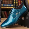 Dettaglio di questa scarpa elegante in pelle verniciata verde petrolio e accenti oro - 39 / Verde