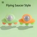 Paire de balles à l'herbe à chat en forme d'OVNI verte et orange pour le plaisir du chat - Forme de Soucoupe / Couleur Aléatoire