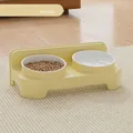 Minimalistischer cremegelber Doppelnapf für Katzen und Hunde zum Füttern und Tränken - Doppelschüssel / Milchgelb