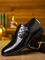 Detailaufnahme stilvoller schwarzer Herren-Lederschuhe mit Kroko-Struktur-Effekt - 39 / Schwarz