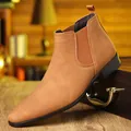 Vue latérale de bottines Chelsea marron haut de gamme pour hommes sur fond de bois - Brun Rouge