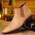 Vue détaillée d'une bottine Chelsea en cuir beige avec bout pointu et empiècement élastique. - 39 / Bottines Chelsea (2205) / Beige