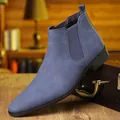 Vue détaillée d'une bottine Chelsea en daim bleu pour homme posée sur un coffret en bois vintage - 39 / Bottines Chelsea (2205) / Bleu