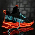 Gros plan sur des baskets noires en maille pour hommes avec une semelle orange vive - 36 / Noir, Orange & Bleu