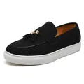 Eleganti mocassini in pelle scamosciata nera da uomo con nappe e suola platform bianca - 38 / Nero
