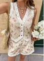 Detail van vintage gebloemd vest en short set met wit broderie lace details. - S / Boven- En Onderstuk / Bloemenpatroon