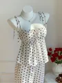 Detail eines weißen zweiteiligen Polka-Dot-Sets mit Camisole und Hose am Mannequin - Weißer Punkt