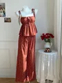 Rostrote Vintage-Polka-Dot-Camisole und passende weite Hose als Set für den Sommer - Burgunderrot
