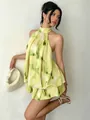 Mannequin portant une robe de vacances dos nu imprimée jaune et vert vif élégante - Jaune avec fleur verte