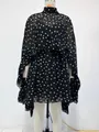 Vooraanzicht van een elegante zwarte chiffon jurk met stippen en slip op een paspop - 2XL / Boven- En Onderstuk / Zwarte Polkadot