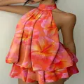 Robe dos nu à imprimé hibiscus pour un look de vacances d'été élégant et tendance. - Rouge Pastèque