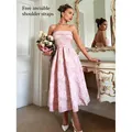 Elegante roze bloemen jacquard strapless midi-jurk met onzichtbare schouderbandjes. - S / Dresses / Roze