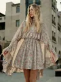 Detail van een elegante tweedelige bloemen chiffon jurk met ruches en hoge hals - S / Boven- En Onderstuk / Abrikoos Bloemen