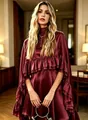 Gedetailleerde weergave van een elegante bordeaux satijnen jurk met ruches en een hoge hals. - S / Boven- En Onderstuk / Satijn Wijnrood