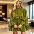 Elegante olijfgroene fluwelen mini-jurk met ruches en een stijlvolle hoge kraag. - S / Boven- En Onderstuk / Mosterdgroen