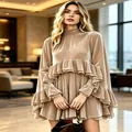 Elegante champagnekleurige fluwelen jurk met ruches, een hoge nek en gelaagde zoom - S / Boven- En Onderstuk / Khaki