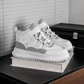 Eleganti sneakers alte grigie e bianche con spesse suole a zeppa seghettate da uomo. - 39 / Bianco