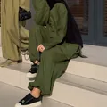 Detailansicht des olivgrünen Leinenoutfits mit Langarm-Top und modischer Pumphose - XS / Oberteil Und Unterteil / Olivgrün