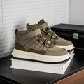 Eleganti sneaker alte verde oliva da uomo con cinturini in velcro e suole bianche spesse. - 39 / Verde