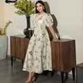 Elegante abito midi color crema a fiori con maniche a sbuffo e dettagli della gonna - XS / Vestiti / Albicocca Blu Foglie Verdi