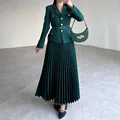 Elegante conjunto verde oscuro de chaqueta con botones, cinturón y falda larga plisada - XS / Top Y Pantalón / Verde