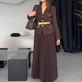 Elegante conjunto marrón de americana y falda plisada con botones dorados y cinturón. - Café