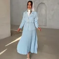 Elegante conjunto de dos piezas con chaqueta azul claro, cinturón y falda midi plisada. - Azul cielo