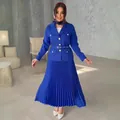 Conjunto elegante de chaqueta azul real con botones y falda midi plisada - Azul