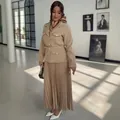 Elegante conjunto de otoño para mujer en caqui con chaqueta americana y falda plisada - Caqui
