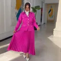 Conjunto elegante fucsia de dos piezas con chaqueta americana y falda plisada. - Magenta