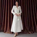 Elegante conjunto de blazer blanco con cinturón y falda larga plisada a juego moda - Blanco