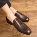 Mocassini da uomo eleganti marroni con trama a coccodrillo retrò e dettaglio cinturino - 38 / Marrone (5861)