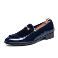 Mocassini da uomo in pelle verniciata blu navy e velluto patchwork con fibbia dorata - 38 / Blu