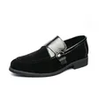 Mocassini rétro da uomo in pelle scamosciata nera con punta a punta e fibbia metallica. - 38 / Scarpe in Pelle a Punta (XRS-8006) / Nero
