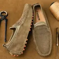 Mocassins décontractés en daim marron pour hommes avec design slip-on et semelle à picots - 38 / Kaki