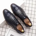 Detail von dunkelblauen Herrenschuhen mit Krokodilprägung und klassischer Schnürung - 38 / Blau