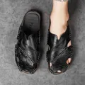 Handgestikte zwarte heren sandalen met ademende uitsnijdingen en gesloten neus ontwerp - 38 / Zwart