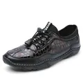 Chaussures décontractées pour hommes avec texture peau de crocodile marron foncé. - 38 / Rouge