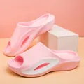 Ciabatte rosa alla moda con suola spessa per spiaggia e casa, design con accenti bianchi - 36-37 / bianco-rosa