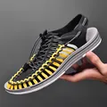 Detalle de la estructura de cuerda tejida a mano en sandalias de verano para hombre - Amarillo Gris