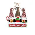 Gezellige kerstkabouter deurhanger met Merry Christmas bord en handig ophangtouw - Drie Kerstgnomen Deurhanger