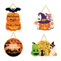 Set mit vier kreativen Halloween-Hängeschildern mit Kürbissen, Fledermäusen und Geistern - 4er-Set / Halloween Türhänger Stile