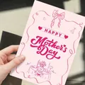 Primo piano di un biglietto d'auguri rosa per la festa della mamma con scritte artistiche - Stile G / Confezione da 10