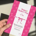 Dettaglio biglietto auguri festa della mamma con cuori e messaggio in inglese - Stile I / Confezione da 10