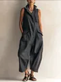 Vista completa di una donna con una tuta cargo vintage nera con tasche multiple - Taglia S / Tute intere / Nero